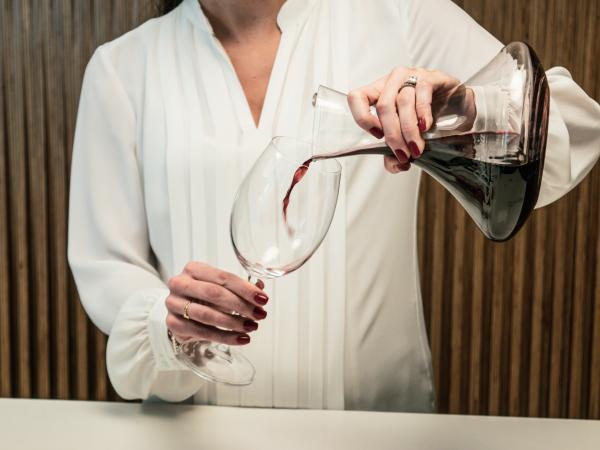 El servicio y venta del vino en restaurante
